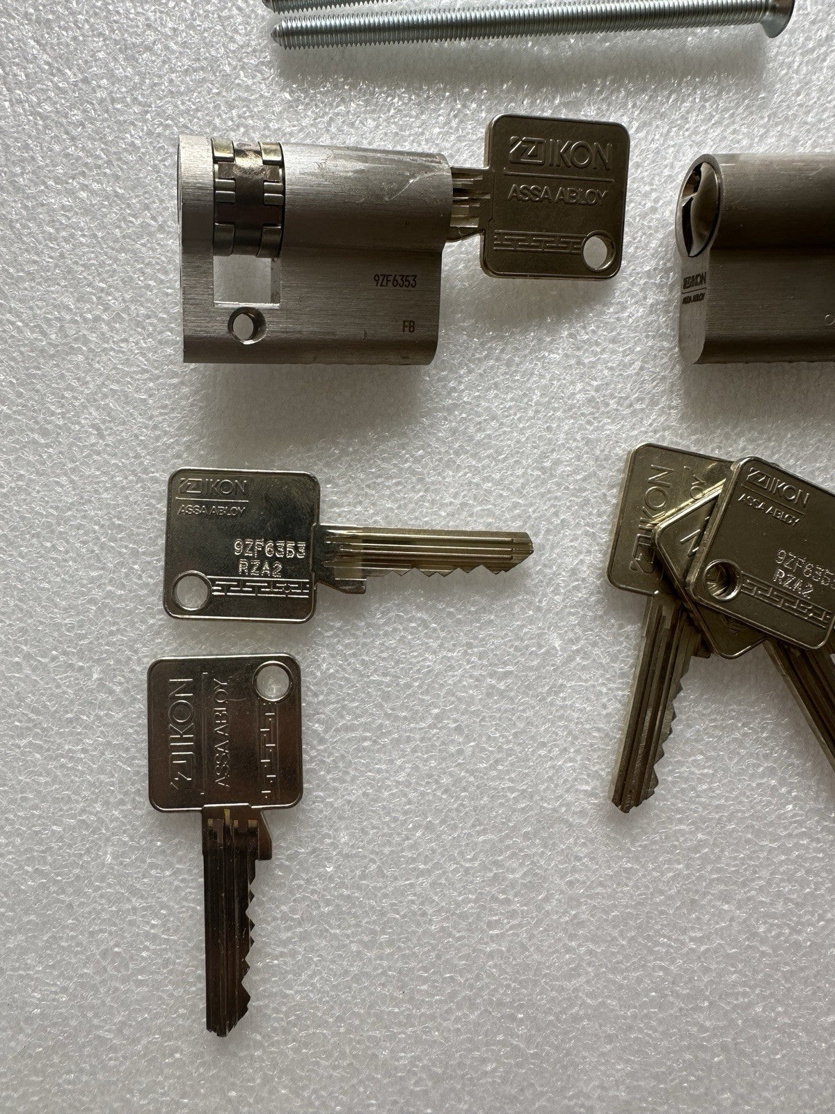 Ikon Schließzylinder, Halbzylinder, Gleichschließend L=30, 6x Schlüssel