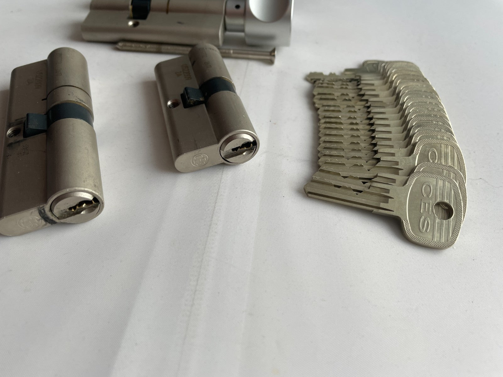 CES Schließanlage Schlüssel + Doppelzylinder + Knaufzylinder + 19 Schlüssel Tür