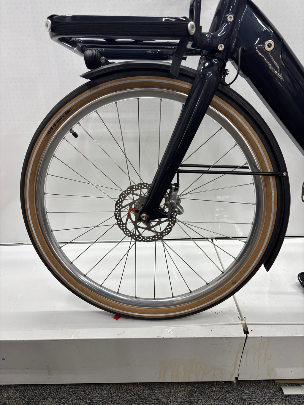 Schindelhauer E-Bike mit Frontkorb, Alfine 8 Hang, Brooks