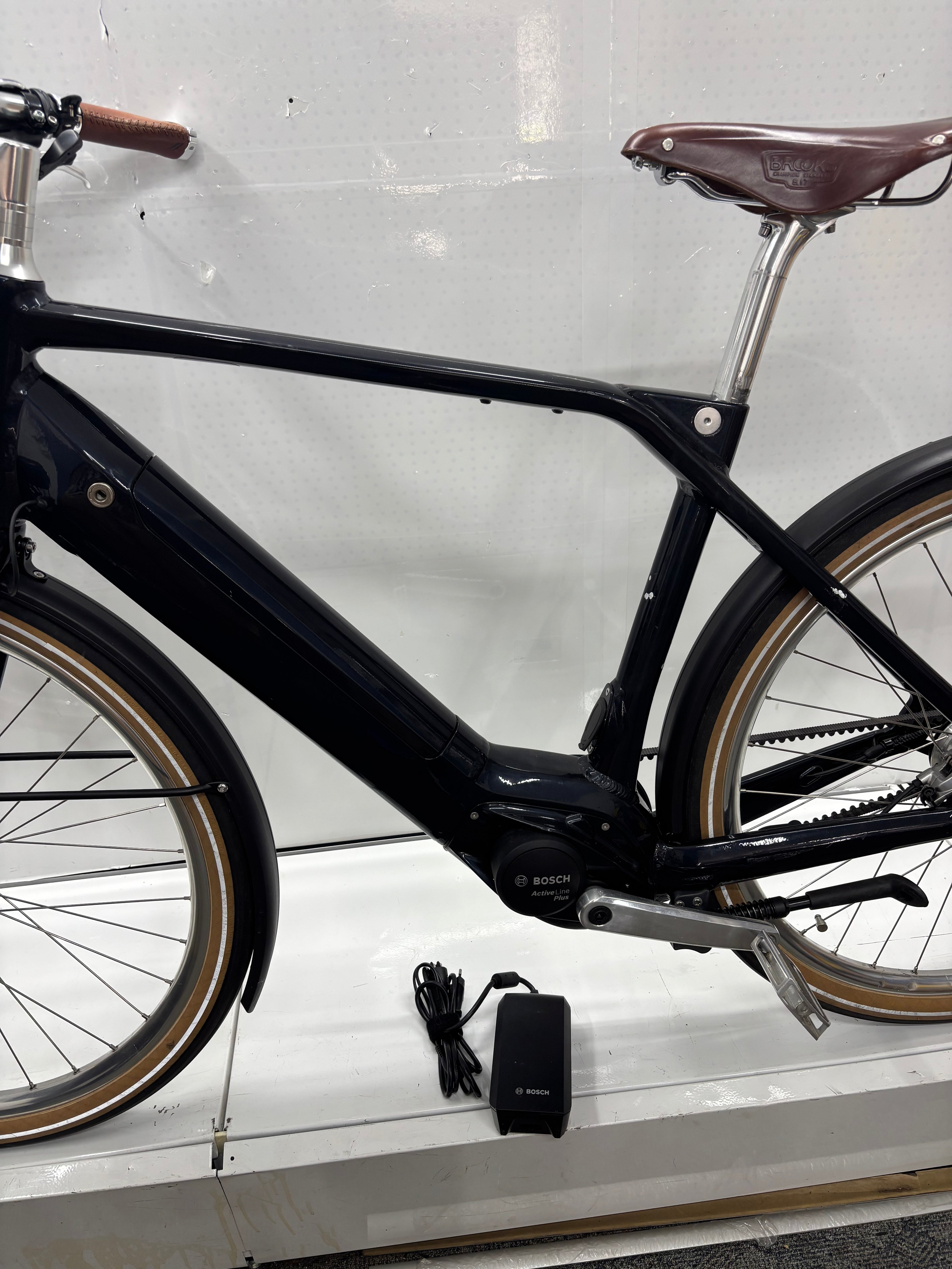 Schindelhauer E-Bike mit Frontkorb, Alfine 8 Hang, Brooks