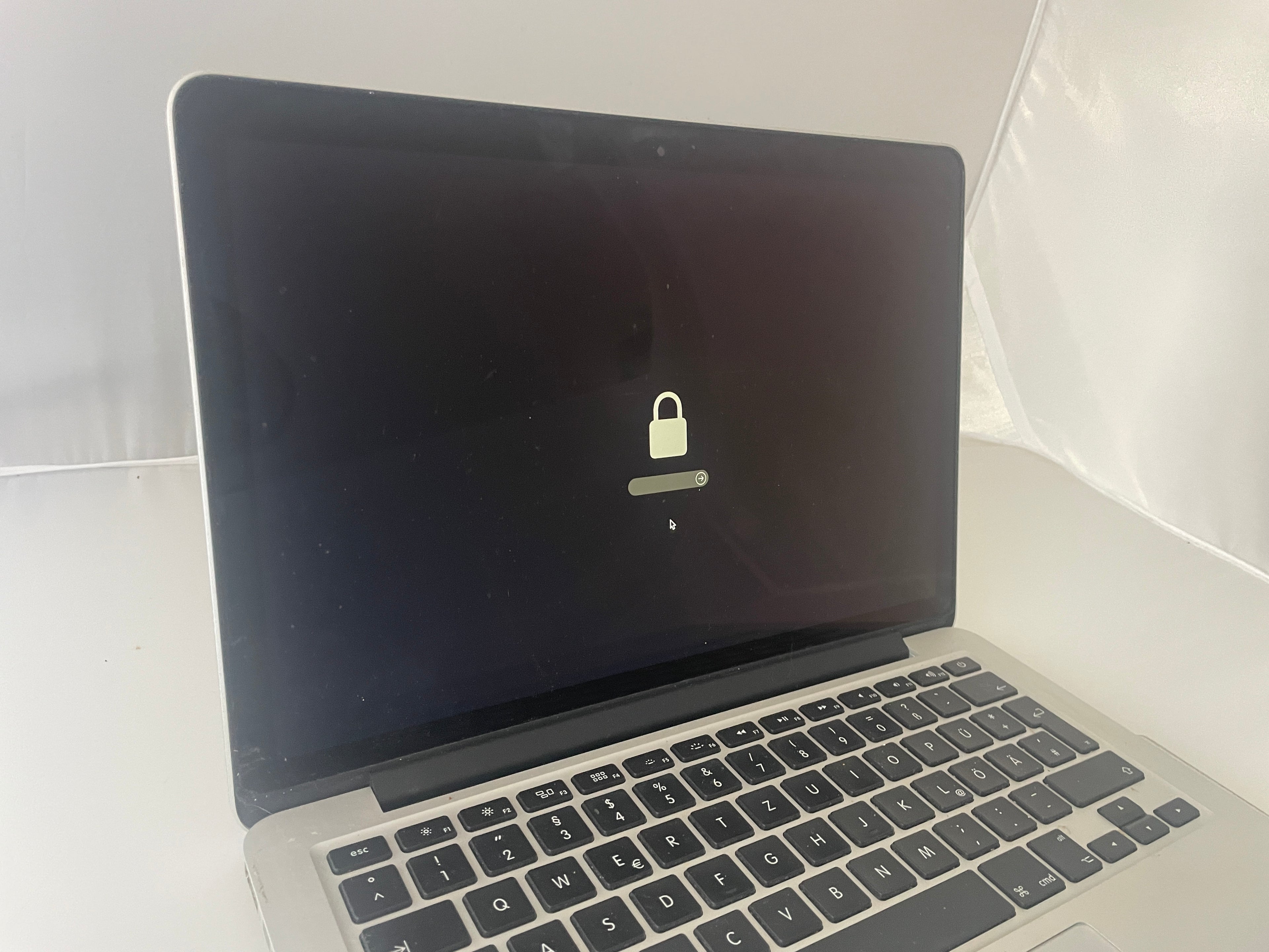 Apple Mac Book Pro silber 13 Zoll - Bastler, Ersatzteilspender, gesperrt - Ersatzteilspender, Bastler