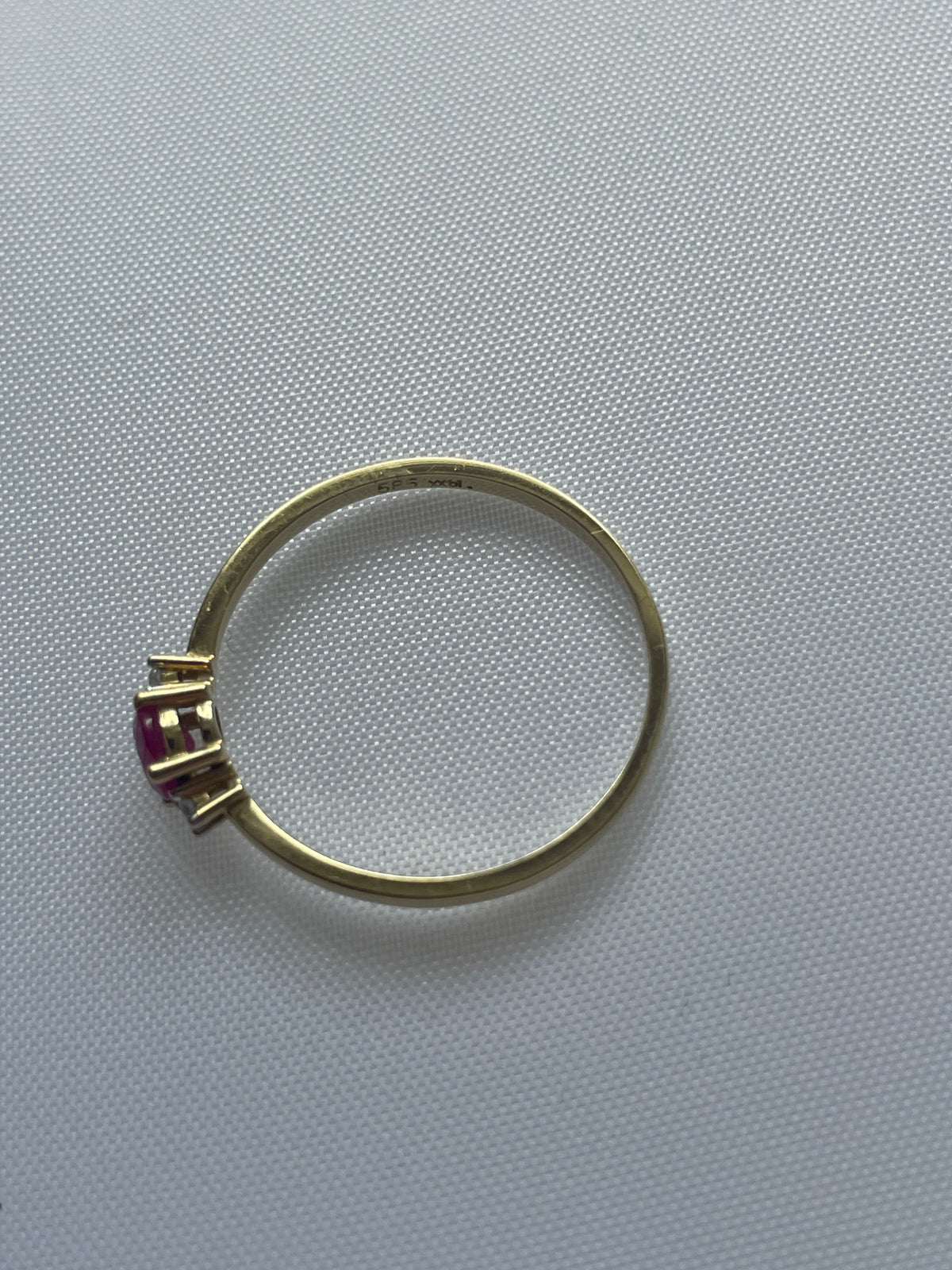 Damenring 585er Gold Rubin + 2 Brillanten