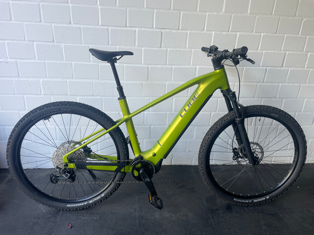 Cube Hybrid Race 800 - Rahmengr. XL erst 325 Km wie neu